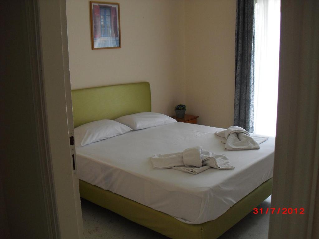 Kangaroo Hotel Mola Kalyva Room photo