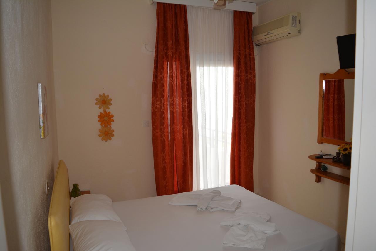 Kangaroo Hotel Mola Kalyva Exterior photo
